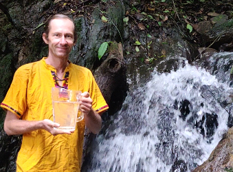 Christophe Ranque sacando agua de rio - abril 2023